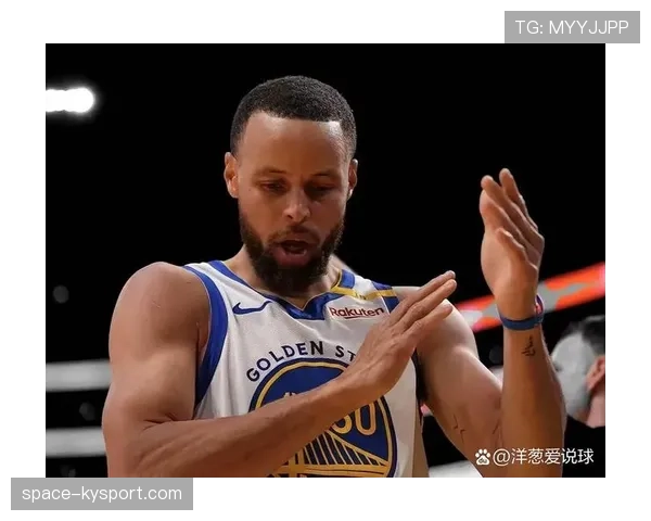 特写：库里与保罗交换球衣，赛后长时间交谈