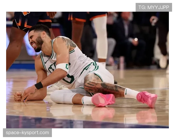 塔图姆左膝轻微扭伤离场,凯尔特人官方称其为预防措施 塔图姆左膝轻微扭伤离场,凯尔特人官方称其为预防措施